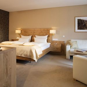 Zimmer mit Kingsize-Bett